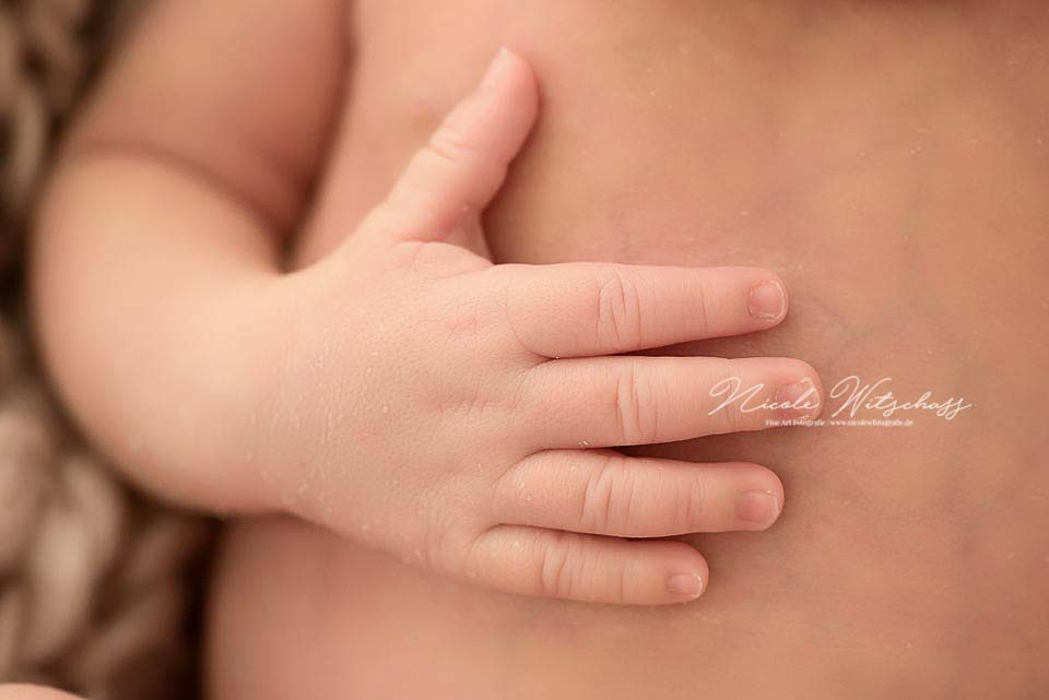 Bilder-von-neugeborenen-babys-natürlich-und-zart-von-nicole-witschass-fine-art-fotografie