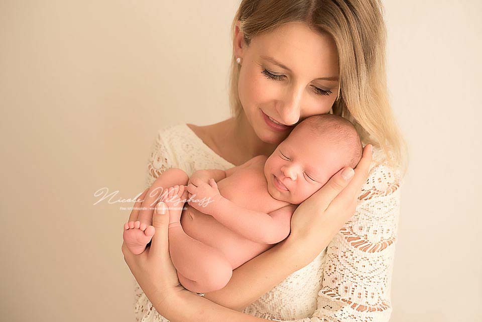 Bilder-von-neugeborenen-babys-natürlich-und-zart-von-nicole-witschass-fine-art-fotografie