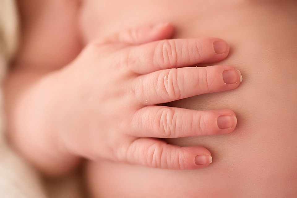 detailaufnahme-neugeborenes-kleine-hand