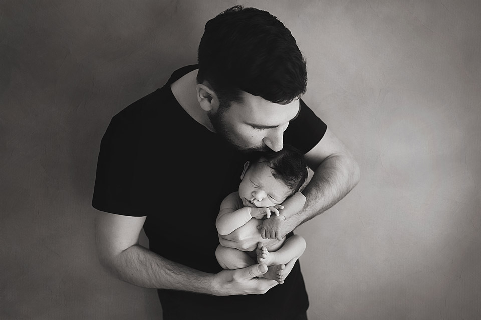 in-papas-armen-baby-fotoshooting