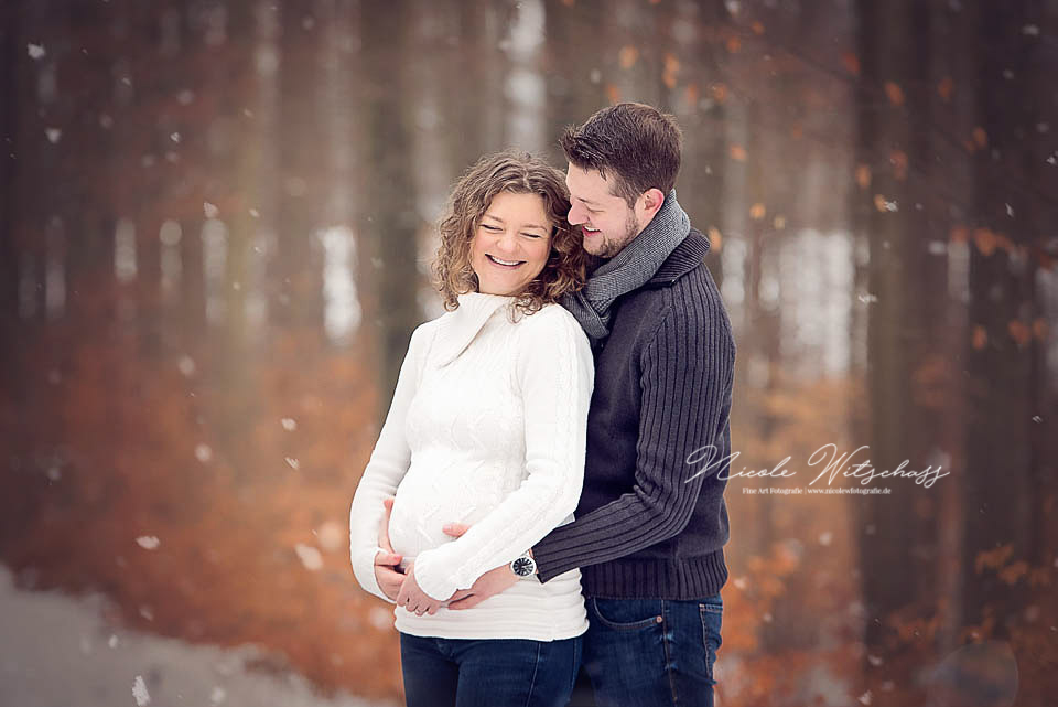 Babybauch-Fotoshooting-draussen-babybauchbilder-in-stuttgart-leonberg-und-böblingen