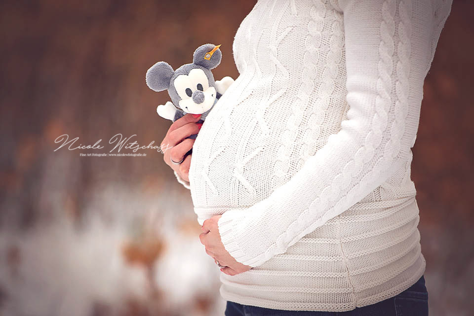 Babybauch-Fotoshooting-draussen-babybauchbilder-in-stuttgart-leonberg-und-böblingen