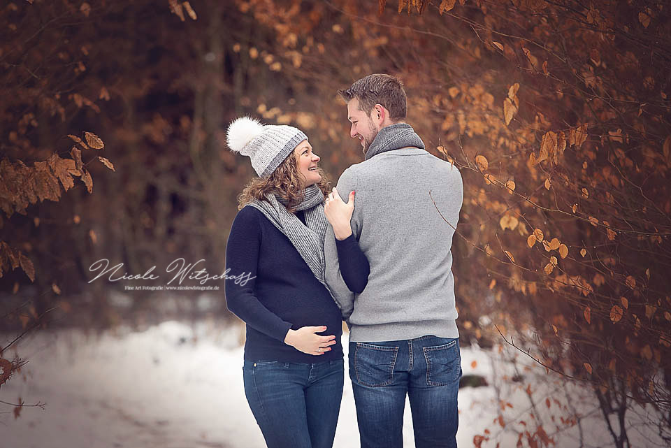 Babybauch-Fotoshooting-draussen-babybauchbilder-in-stuttgart-leonberg-und-böblingen