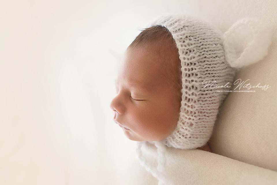 Bilder-bon-neugeborenen-babys-natürlich-und-zart-von-nicole-witschass-fine-art-fotografie