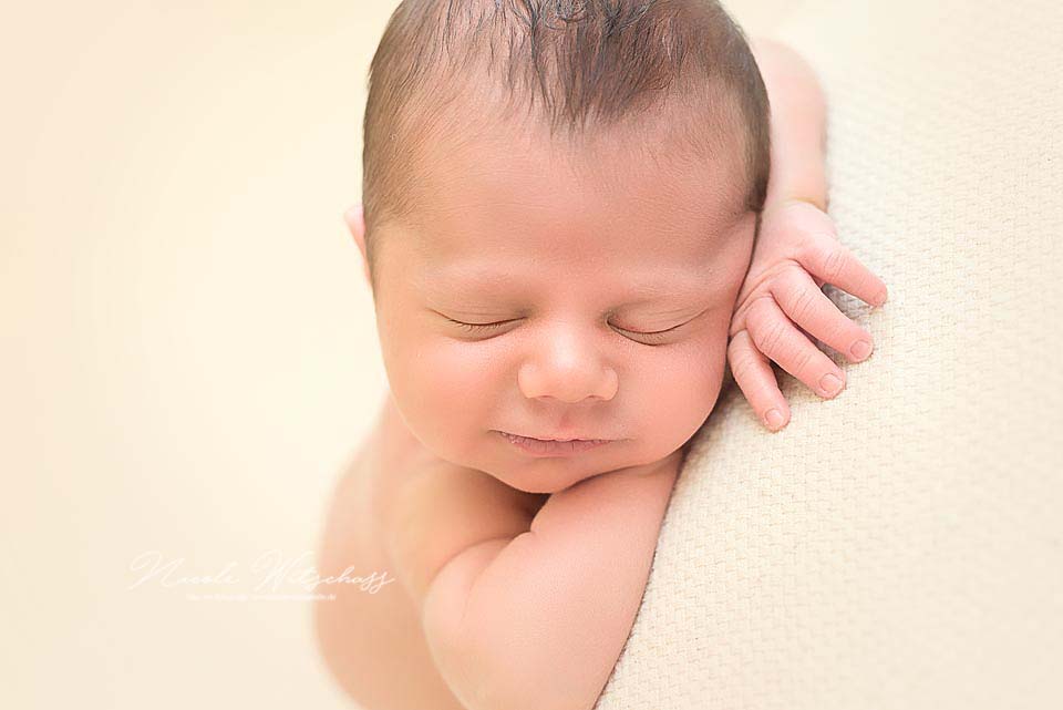 Bilder-von-neugeborenen-babys-natürlich-und-zart-von-nicole-witschass-fine-art-fotografie