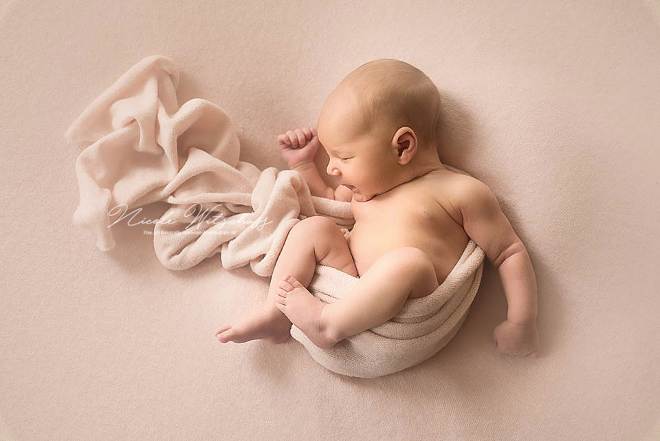 neugeborenes-baby-bei-fotoshooting-in-leonberg-professionelle-Fotos-von-Babys