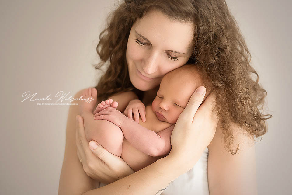 neugeborenes-baby-bei-fotoshooting-in-leonberg-professionelle-Fotos-von-Babys