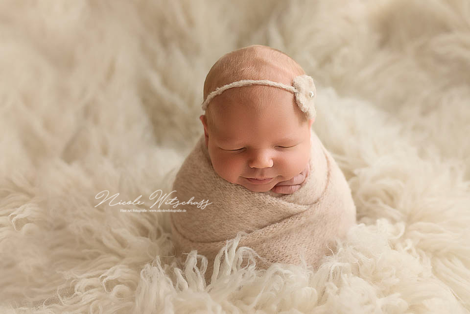 neugeborenes-baby-bei-fotoshooting-in-leonberg-professionelle-Fotos-von-Babys