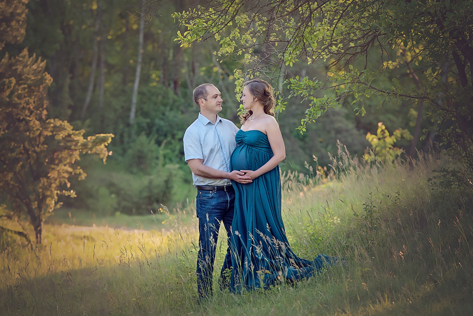 professionelle Babybauchbilder in der Natur von Fotografin mit Studio in Leonberg. 