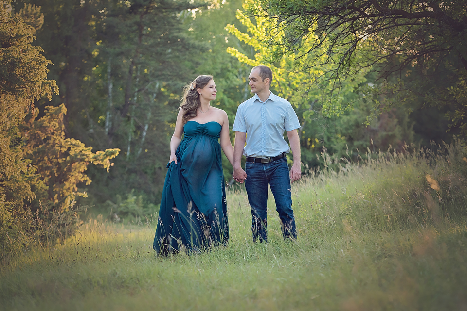 professionelle Babybauchbilder in der Natur von Fotografin mit Studio in Leonberg. 