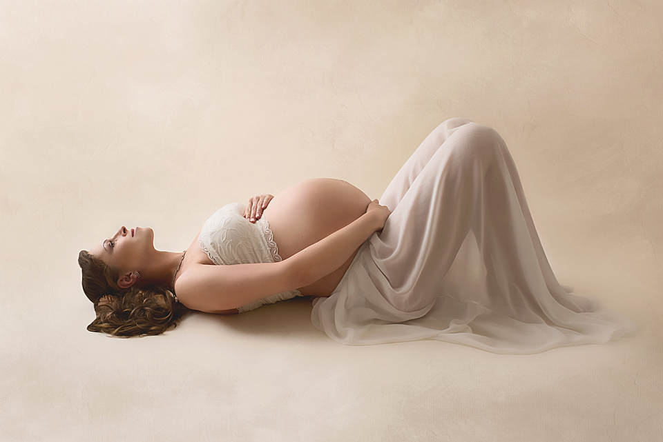 Babybauchshooting im studio von professioneller Fotografin