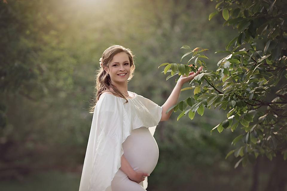 professionelle Babybauchbilder in der Natur von Fotografin mit Studio in Leonberg. 