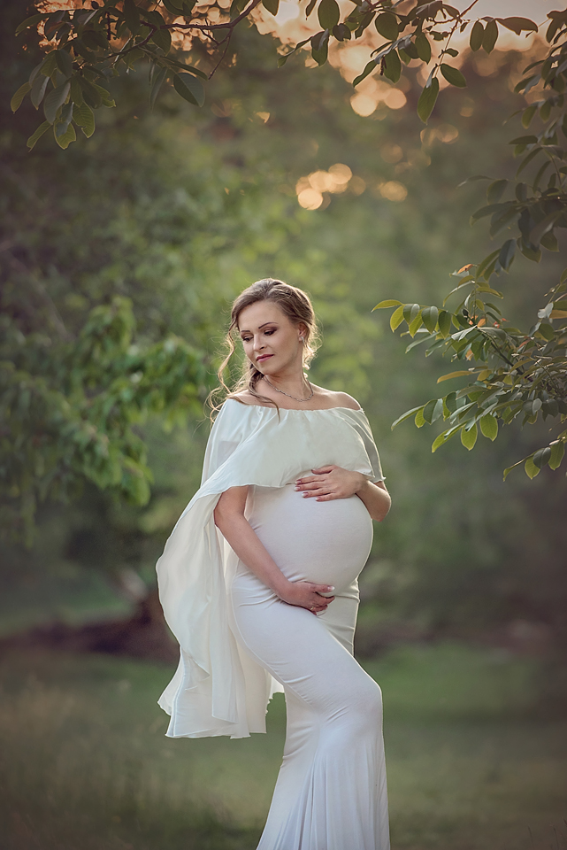 professionelle Babybauchbilder in der Natur von Fotografin mit Studio in Leonberg. 