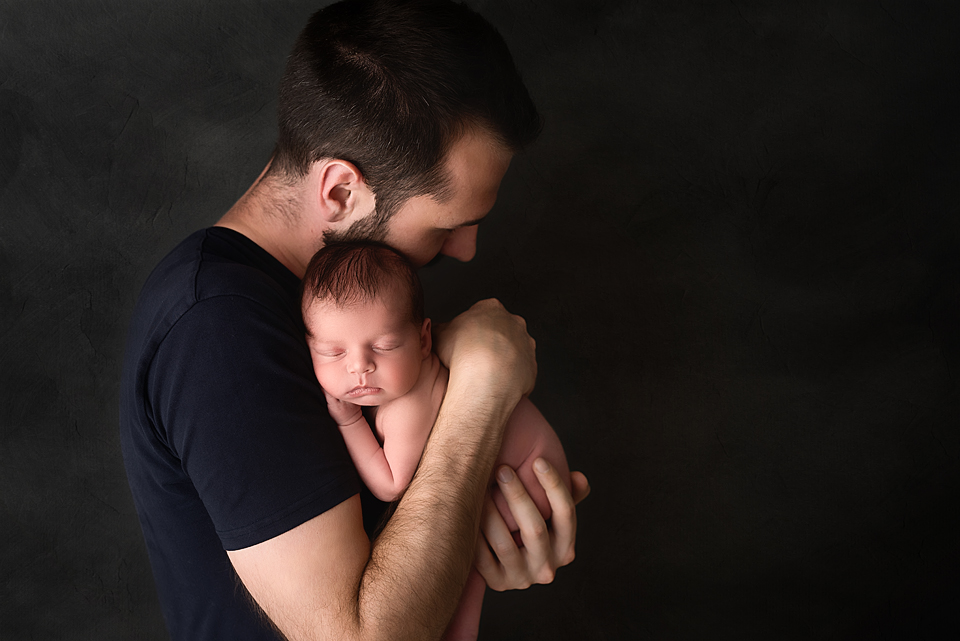 vater mit seinem neugeborenen baby