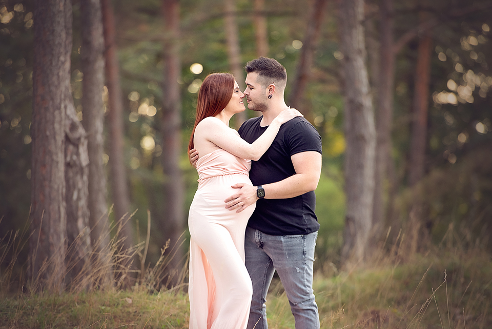 Babybauchfotoshooting im Studio oder in der NAtur. Babybauchshooting in Stuttgart, Leonberg, Boeblingen und Esslingen. 