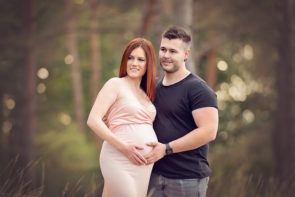 Babybauchfotoshooting im Studio oder in der NAtur. Babybauchshooting in Stuttgart, Leonberg, Boeblingen und Esslingen. 