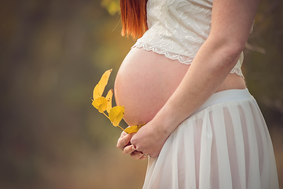 Babybauchfotoshooting im Studio oder in der NAtur. Babybauchshooting in Stuttgart, Leonberg, Boeblingen und Esslingen. 