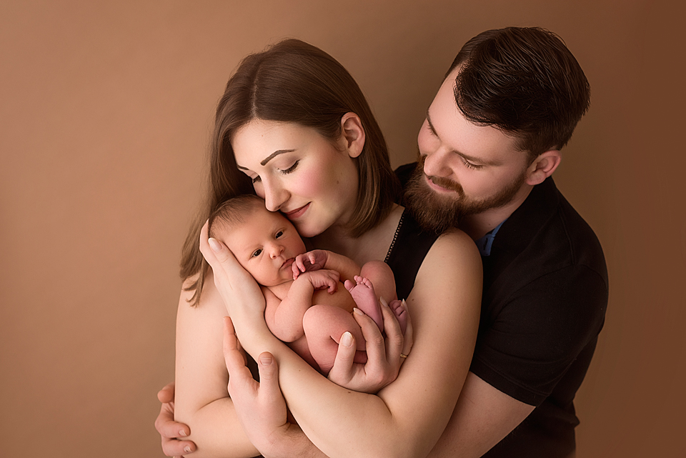 Junge Familie beim Fotoshooting mit neugeborener Tocher in Leonberg