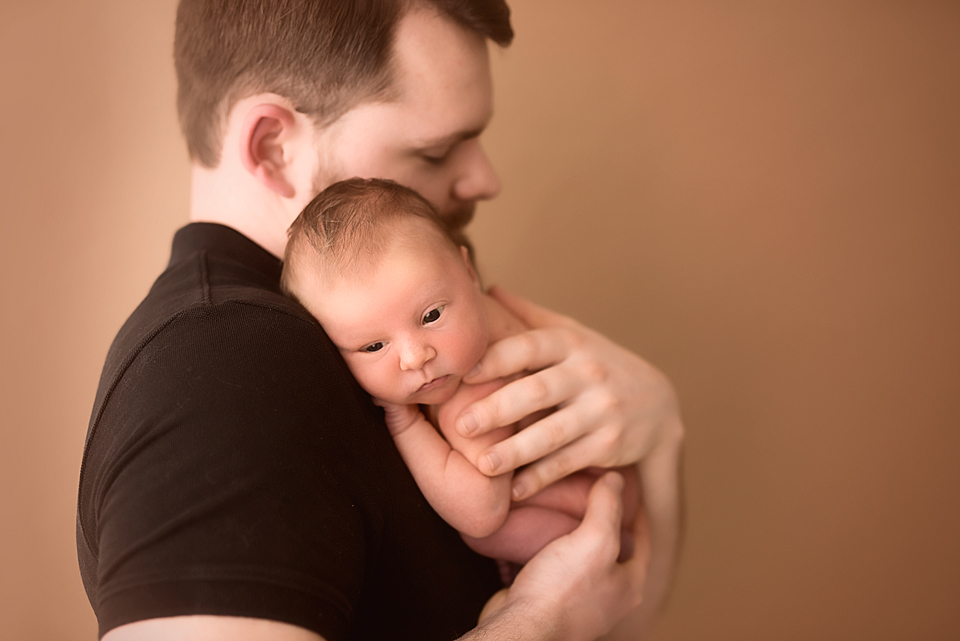 Portrait einees frischgebackenen Papas mit seiner jungen Tochter