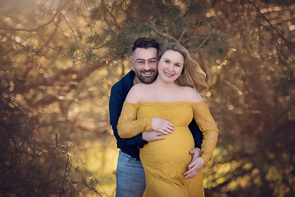 Babybauchshooting, Babybauchfotos, Babybauchbilder mit Partner, Bilder in der Natur von professionellem Fotogragen in Stuttgart und Umgebung