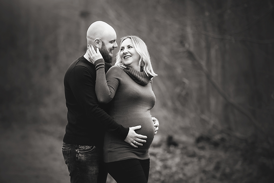 Babybauchbilder in der Natur beim Fotoshooting in Stuttgart und der Region