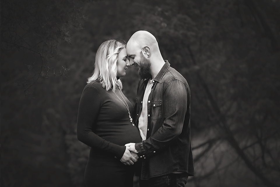 Babybauchbilder in der Natur beim Fotoshooting in Stuttgart und der Region